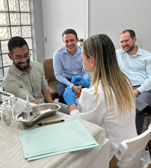 Corpo Médico da Clínica aplicando teste de alergia (Prick Test) em um paciente